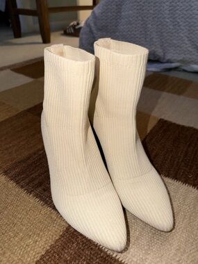 Steve Madden Cream Ribbed Pointed Sock Booties